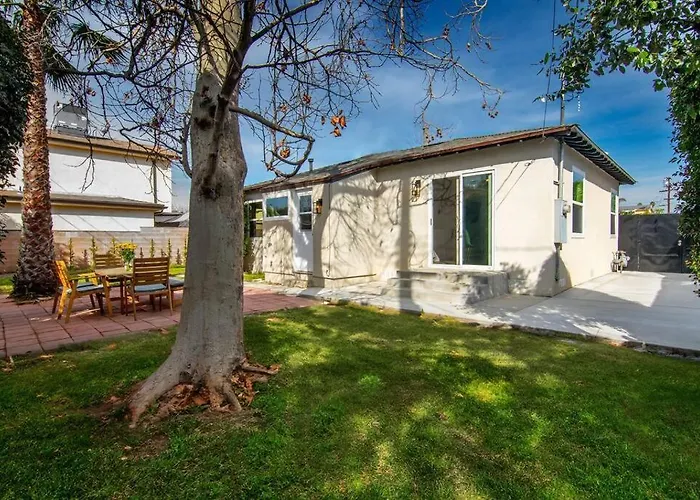 Beautiful 3 Bed 1 Bath Designer Home + Hot Tub Los Angeles
