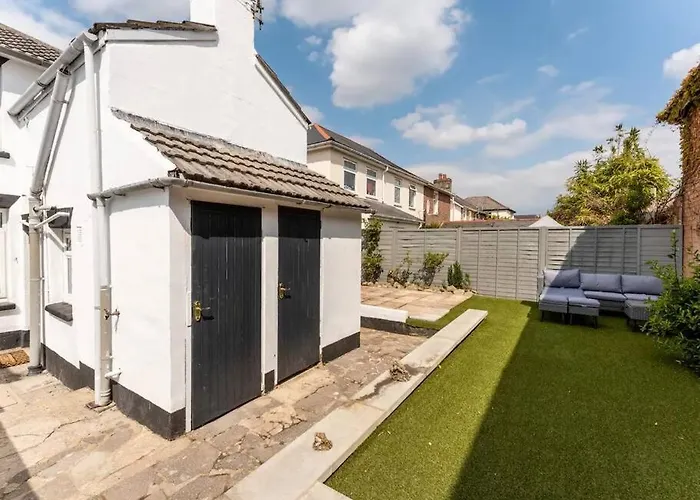 Modern & Comfortable Urban Home Bournemouth