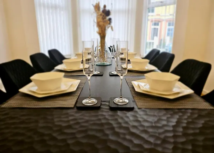 Large New House, Sleeps 8, Free Parking, Near City Centre Liverpool