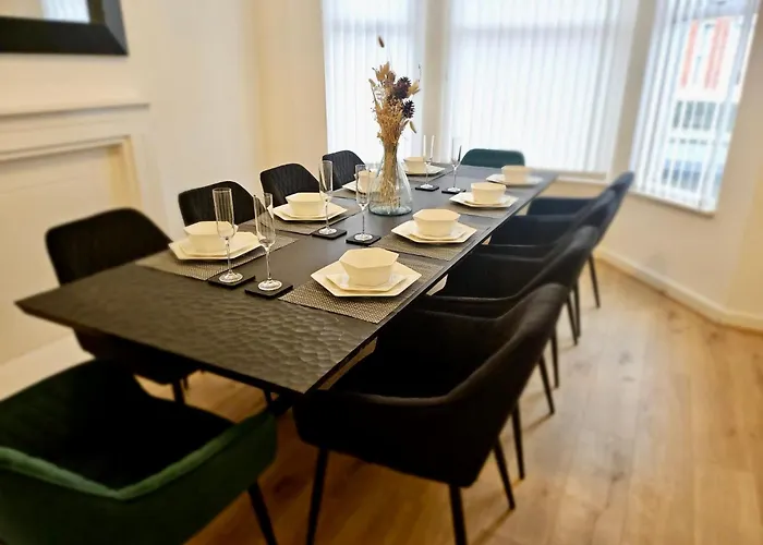 Large New House, Sleeps 8, Free Parking, Near City Centre Liverpool