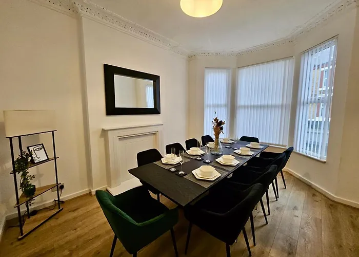 Large New House, Sleeps 8, Free Parking, Near City Centre Liverpool