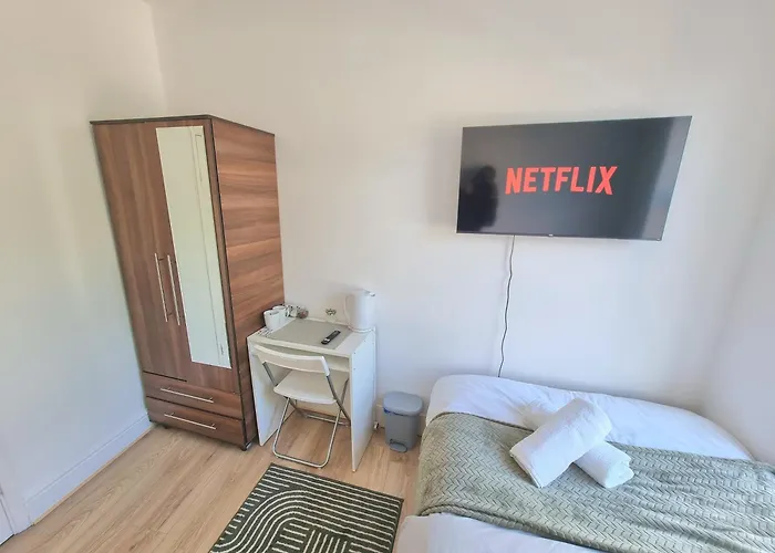Easy Rooms, London Luton Airport -24 Hour Check-In
