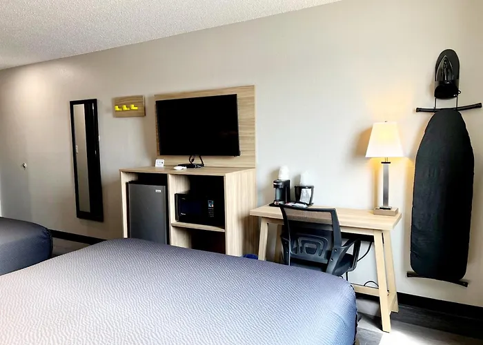 Super 8 By Wyndham Cedar Rapids Hotel
