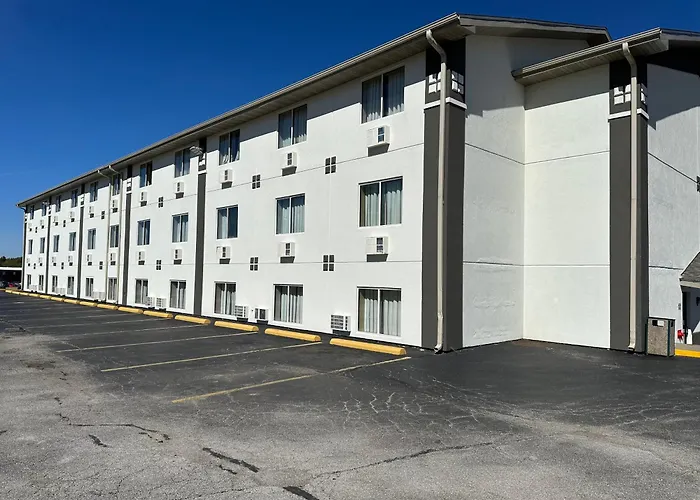 Super 8 By Wyndham Bloomington Normal Hotel