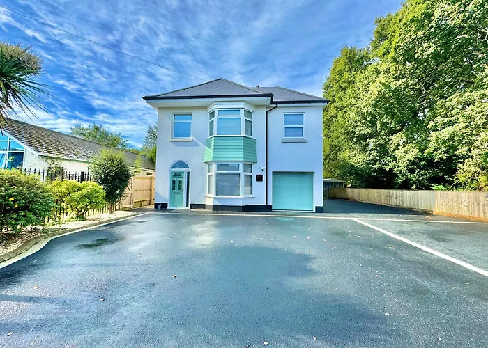 5 Bedroom House - Large Garden With Hot Tub - Sleeps 11 - Close To Beach - Free Parking Bournemouth