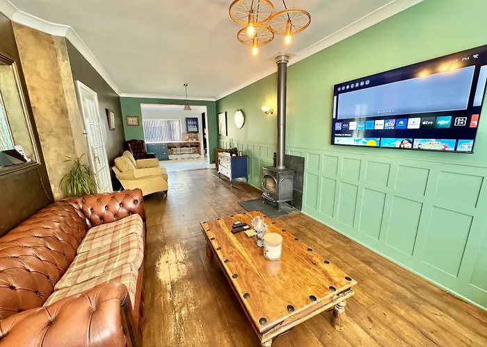 5 Bedroom House - Large Garden With Hot Tub - Sleeps 11 - Close To Beach - Free Parking Bournemouth