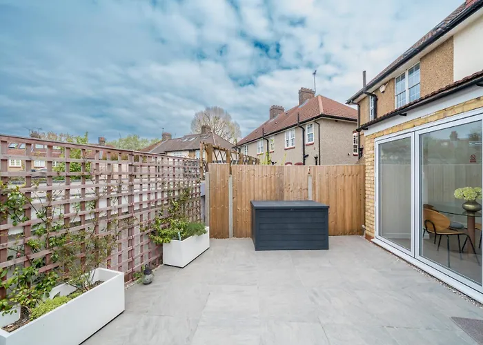 Urban Escape - Spacious 3-Bedroom Home Close To Canary Wharf London