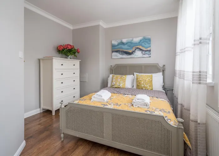 Urban Escape - Spacious 3-Bedroom Home Close To Canary Wharf London