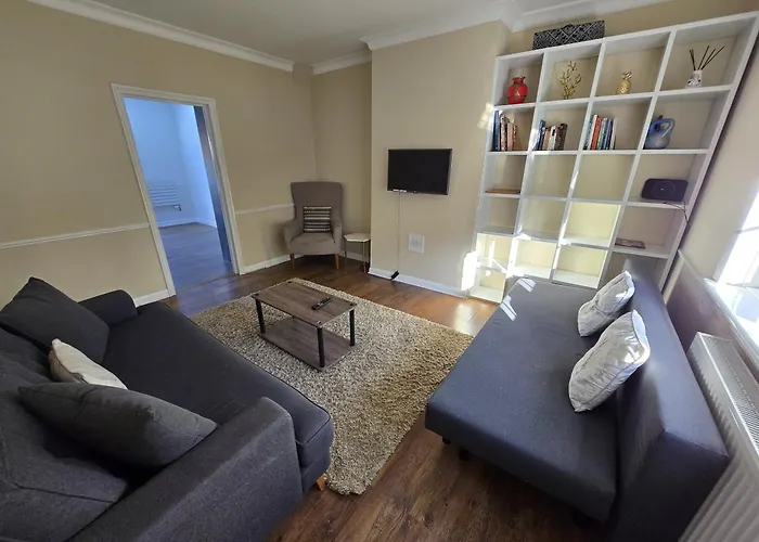 Urban Escape - Spacious 3-Bedroom Home Close To Canary Wharf London