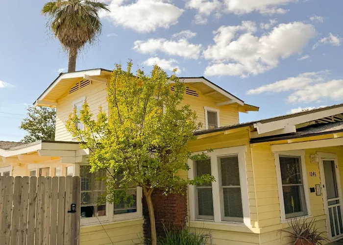The Good Manor Hostel Fresno