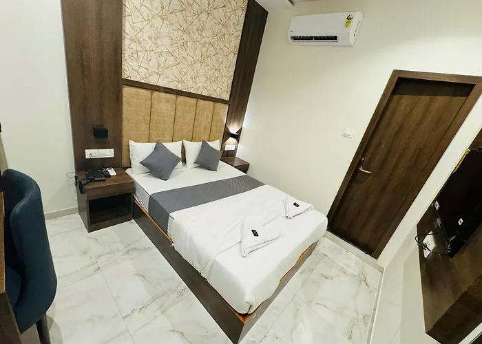 Hotel Amazing - Asalpha Metro Station Mumbai