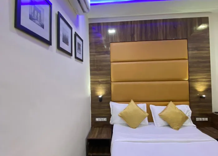 Hotel Blue Wellington - Near Mumbai Airport