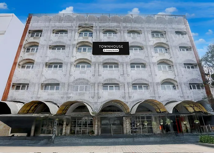 Super Townhouse Prayagraj Near Railway Station Formerly Santosh Palace