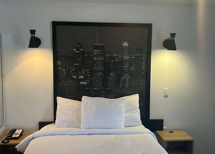 Super 8 By Wyndham Montreal Motel