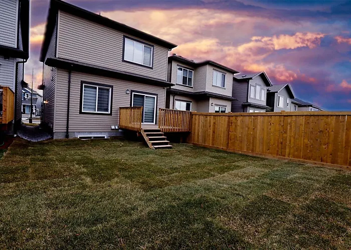 Beautiful Home With 4 King Beds,Airport,Disney+ Edmonton