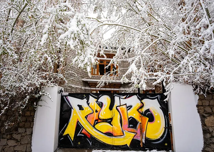 Raybo Hostel - Serene Stay With 5 Mins Walk From The Main Market Leh