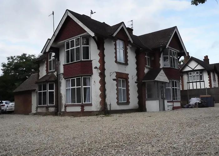 The Lodge By Birchwood Horley 