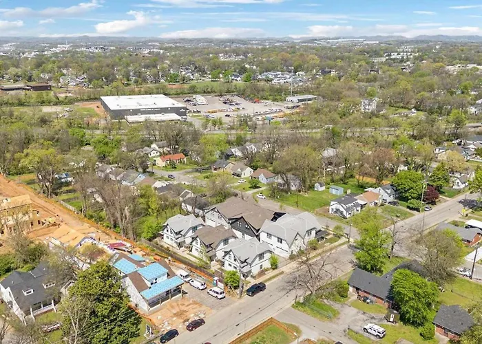 Stylish East Nash Retreat, Walk To Local Favorites, Sleep 10 With Smart Tvs, Workspace & Fast Wifi, Attached Garage & Full Kitchen, Walk To Mas Tacos, Drive 10 Min To Downtown Broadway, 24 Hr Hospitality Nashville
