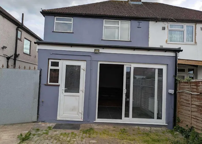 Westwick Gardens Retreat - 4 Bedroom House Hounslow
