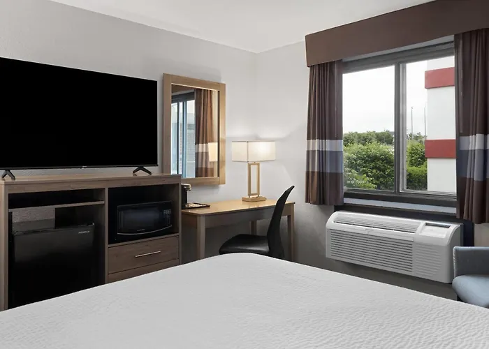 Ramada By Wyndham Cedar Rapids South Hotel