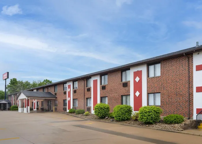 Ramada By Wyndham Cedar Rapids South Hotel