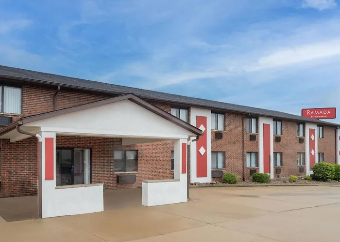 Ramada By Wyndham Cedar Rapids South Hotel