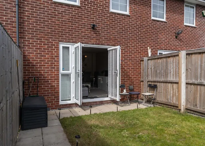 Walk To Liverpool Airport - Luxury Stay With Ev Charge - Fast Wifi