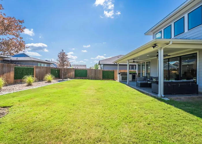 Stunning Austin Home With Office And Yard