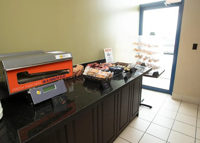 Super 8 By Wyndham Mississauga Hotel