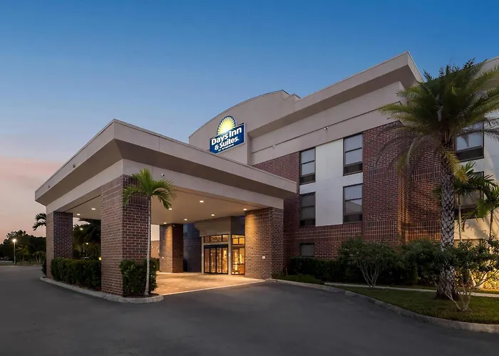 Days Inn & Suites By Wyndham Fort Myers Near Jetblue Park Gateway
