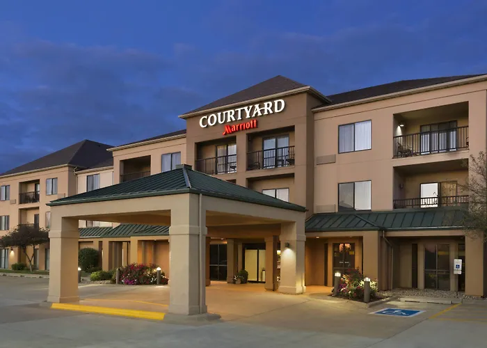 Courtyard By Marriott Bloomington Normal Hotel