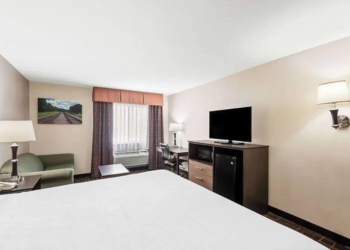 Hotels near Moline Airport