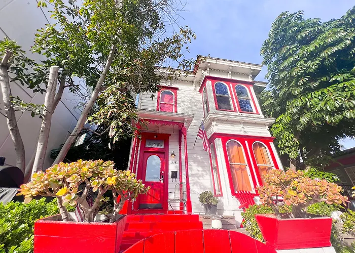 International Travelers House Hostel - Downtown San Diego Little Italy (Adults Only)