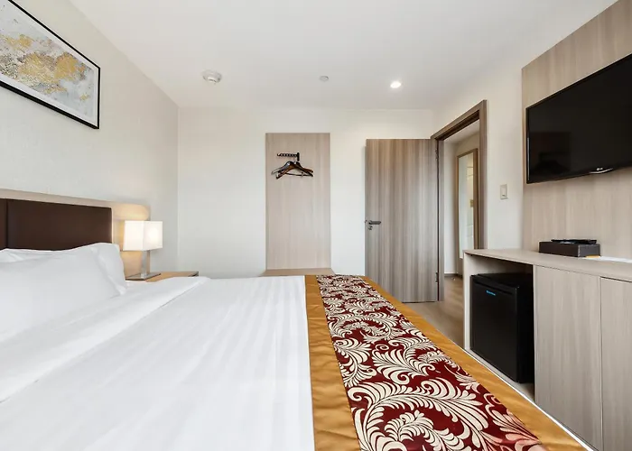 Ramada By Wyndham Flushing Queens New York