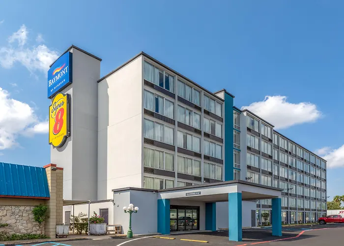 Super 8 By Wyndham Laredo Hotel