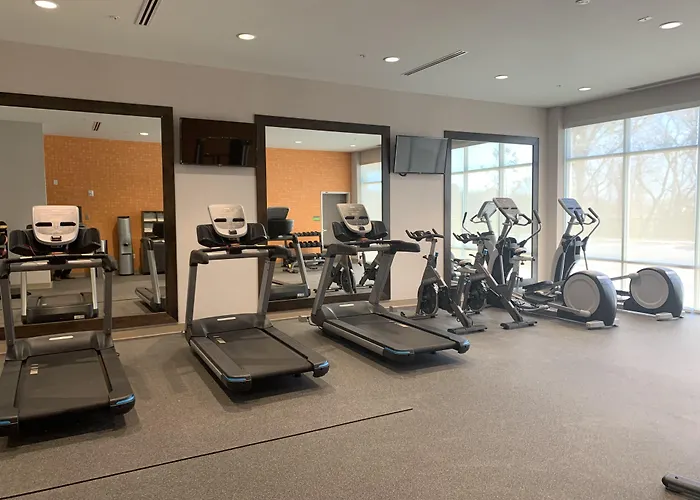 La Quinta Inn & Suites By Wyndham Kansas City Beacon Hill