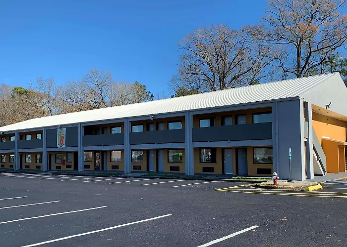 Super 8 By Wyndham Newport News Hotel