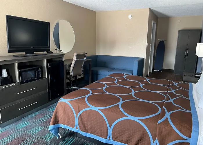 Super 8 By Wyndham Newport News Hotel
