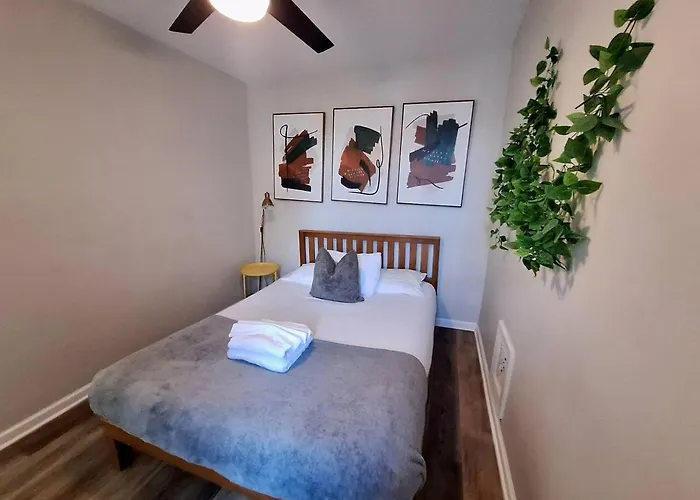 Bi-Level 3 Bedroom Plus Finished Basement That Sleeps 12 Philadelphia