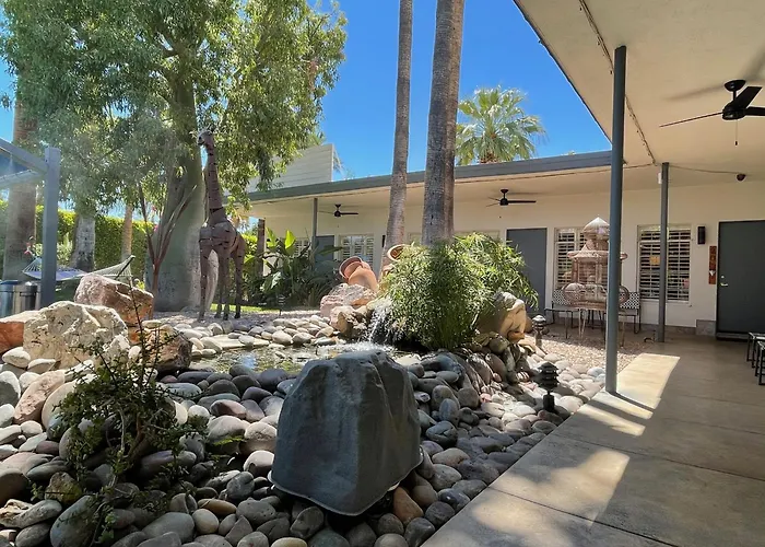 Desert Paradise - A Men'S Clothing Optional Resort Palm Springs