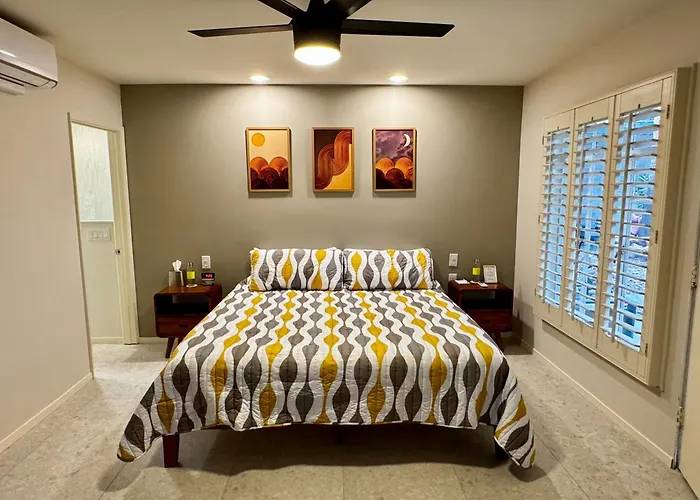 Desert Paradise - A Men'S Clothing Optional Resort Palm Springs