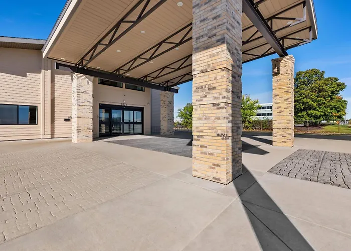 Clarion Pointe Milwaukee Airport Hotel