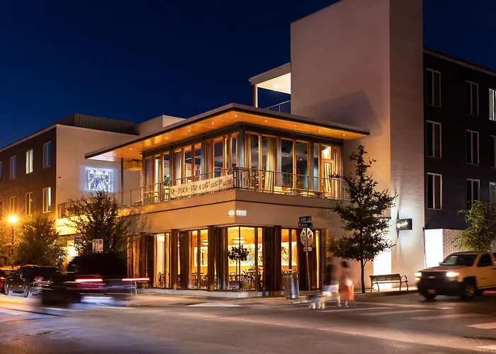 The Cabins At East Austin Hotel