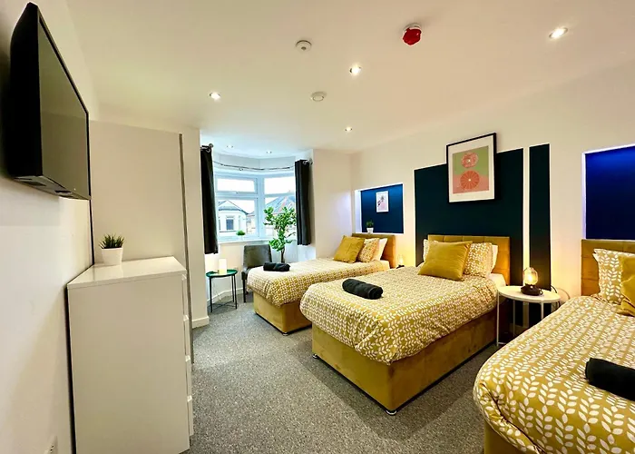 Spacious Bournemouth Group Haven: 8-Bedroom Comfort Near Town & Beach