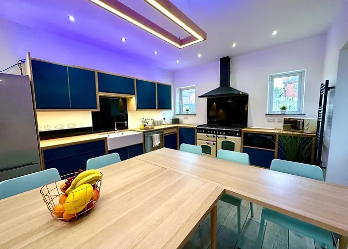 Spacious Bournemouth Group Haven: 8-Bedroom Comfort Near Town & Beach