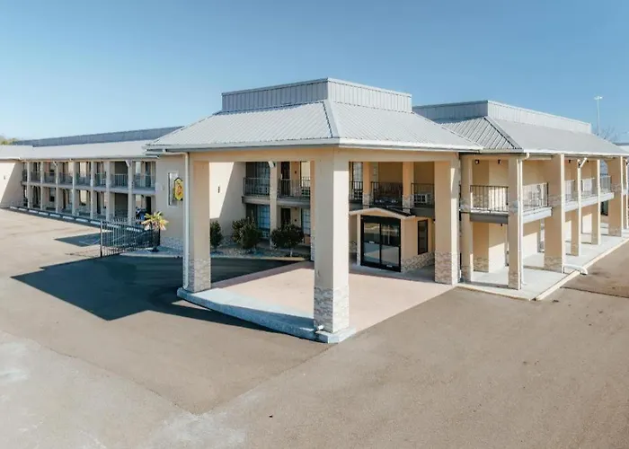 Super 8 By Wyndham Jackson Ms Near The Fairgrounds Hotel