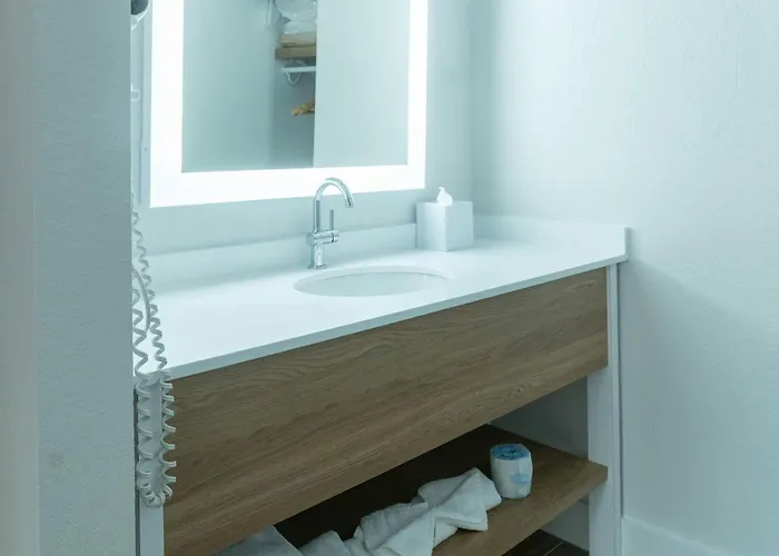 Clarion Inn & Suites Central Clearwater Beach