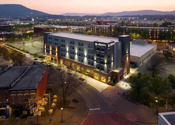 La Quinta Inn & Suites By Wyndham Chattanooga Downtown/South