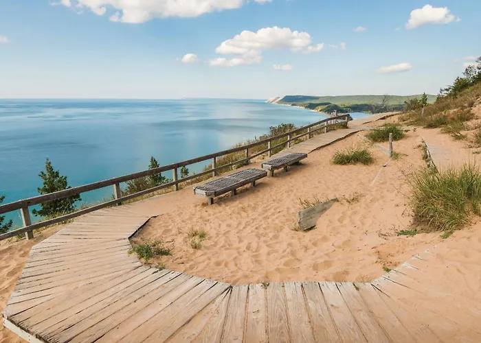 539 Bay St ⁀➷ 3Bdr Lake View Penthouse Condo On West Bay ➠ 401W Traverse City