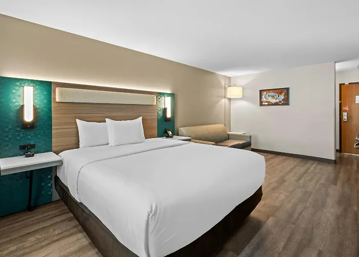 Econo Lodge Inn & Suites Santa Fe South